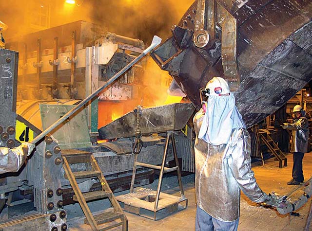 Workers Moving Molten Aluminum at Alcoa Aluminum Smelter in Wenatchee, WA - Photo: Alcoa via IEC