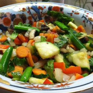 Жареные овощи с уродливой морковью