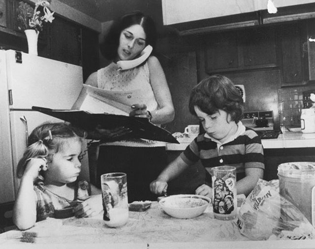Lois Gibbs in Her Kitchen with Her Kids in 1978